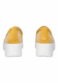 Sneaker in suede giallo e materiale intrecciato con suola chunky bianca, caratterizzati da una texture liscia e un design semplice.