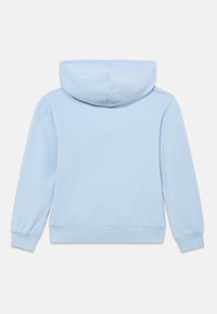 Φούτερ με κουκούλα σε ανοιχτό μπλε χρώμα, κατασκευασμένο από μαλακό μείγμα βαμβακιού, με ρυθμιζόμενη κορδόνι στην κουκούλα, μακριά μανίκια, ριμπ μανσέτες και άνετη εφαρμογή.