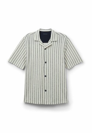 Pánská košile s krátkým rukávem a knoflíky s vertikálními šedými a bílými pruhy a límečkem typu camp, položena na bílém pozadí.