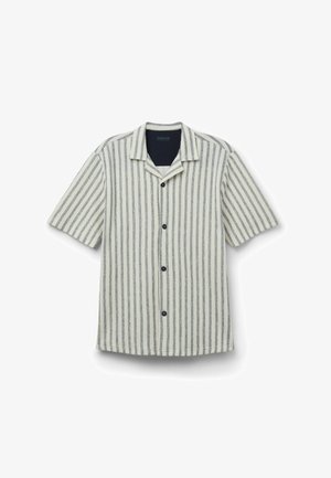 Pánská košile s krátkým rukávem a knoflíky s vertikálními šedými a bílými pruhy a límečkem typu camp, položena na bílém pozadí.