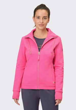 Rosa Sweatshirt mit Reißverschluss und hohem Kragen, goldenen Metallakzenten und gerippten Bündchen. Wird über einem grauen Oberteil getragen und besticht durch eine legere Passform und weiche Textur.