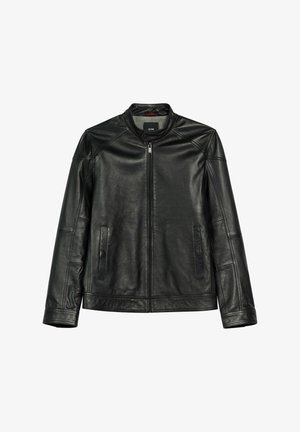 Czarna skórzana kurtka z przednim zamkiem błyskawicznym, stojącym kołnierzem z zatrzaskiem i dwoma pionowymi bocznymi kieszeniami, przedstawiona na białym tle.