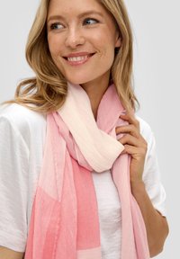 Foulard léger multicolore avec des dégradés de rose et de nude. Texture douce avec une finition transparente, drapé élégamment autour du cou.