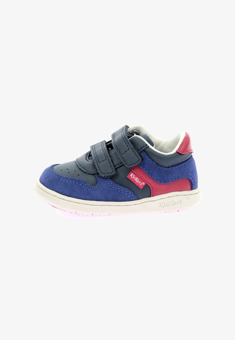 Sneaker en cuir bleu et marine avec deux bandes Velcro, accent rouge, semelle en caoutchouc blanche et détails perforés sur les orteils.