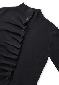 Czarny sweter z wysokim kołnierzem, przednim detalem w postaci falbany oraz rzędem małych czarnych guzików z boku. Miękka, dziana tekstura.