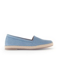 Zapatillas de lona azul claro, tipo slip-on, con una suela de yute estilo espadrille texturizada y un interior suave. Diseño simple con punta redondeada.
