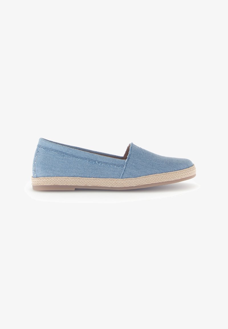 Helle blaue Leinenslippers mit einer strukturierten Espadrille-ähnlichen Jutesohle und einem glatten Innenfutter. Einfaches, rundes Zehendesign.