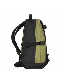 Zaino nero e verde dal design elegante, con spallacci imbottiti, fibbia regolabile e tessuto testurizzato con dettagli di cuciture verticali.