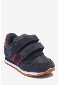 Marinblå sneakers i mocka och meshmaterial med dubbla kardborreband, röda detaljer och en gummisula med ett strukturerat mönster.