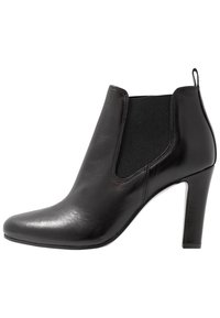 Stivale alla caviglia in pelle nera con punta appuntita, pannelli laterali elasticizzati e tacco a stiletto alto. Texture liscia e design elegante.