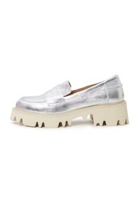 Zilveren metallic loafers met een chunky crèmekleurige plateauzool. Kenmerken zijn een gladde textuur, ronde neus en decoratieve stiksels op de bovenkant.