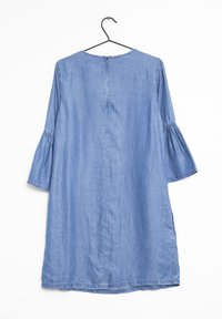 Sukienka dżinsowa w jasnoniebieskim kolorze, z rękawami o długości trzy czwarte z falbanami, okrągłym dekoltem i zapięciem na zamek z tyłu.