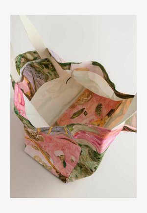 Canvas tote väska med ett färgstarkt abstrakt mönster med rosa, gröna och lila virvlar; insidan är enkel med sömslutning.