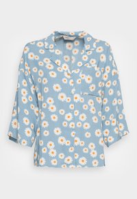 Camicetta azzurro chiaro a maniche corte con un motivo di margherite bianche e arancioni, dotata di taschino e colletto, realizzata in un tessuto liscio e leggero.