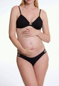 Schwarzes Bikini-Set mit einem Triangel-BH und tief sitzenden Slips. Der Stoff hat eine glatte Textur mit goldfarbenen Akzenten an der Taille.