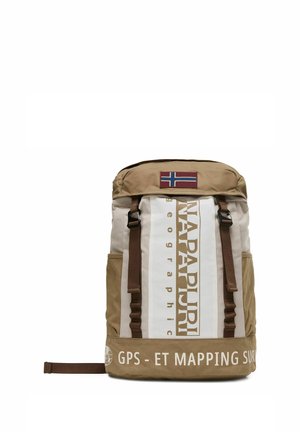 Beige-weißer Napapijri-Rucksack mit braunen Trägern, norwegischer Flaggen-Aufnäher und dem Schriftzug "GPS - ET MAPPING SUR" auf dem unteren vorderen Panel.