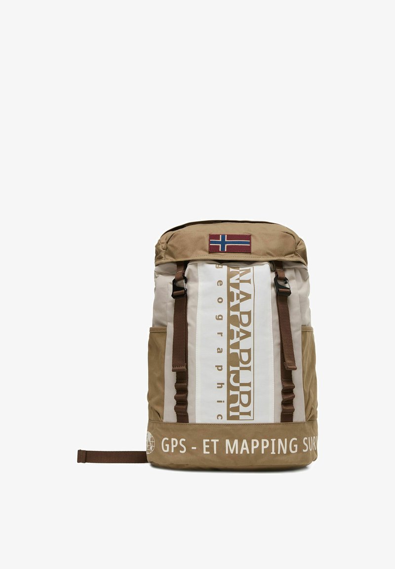 Mochila Napapijri beige y blanca con correas marrones, parche de la bandera noruega y texto "GPS - ET MAPPING SUR" en el panel inferior frontal.