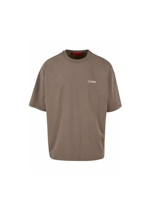 Īsām piedurknēm brūna T-kreklu ar apaļu kakla izgriezumu un brīvu piegriezumu, kreisajā krūtīs ar baltu tekstu "Prohibita". Kokvilnas materiāls.