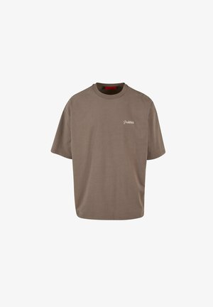 Korte mouw bruin T-shirt met een ronde halslijn en een relaxte pasvorm, met daarop in witte tekst "Prohibita" op de linker borstzak. Gemaakt van katoen.