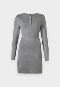 Robe moulante grise en maille à manches longues, col rond et trois boutons sur la patte de boutonnage de la poitrine, présentée sur un fond uni.