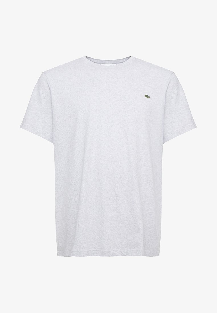 T-shirt en coton gris avec des manches courtes, col rond et petit logo vert sur la poitrine gauche. Texture lisse et coupe classique.