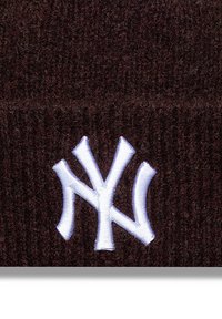 Rudas megztas kapišonas su balta siuvinėta "NY" logotipu. Tekstūra yra raukinėta, tinkamai prigludusi ir minkšta medžiaga.