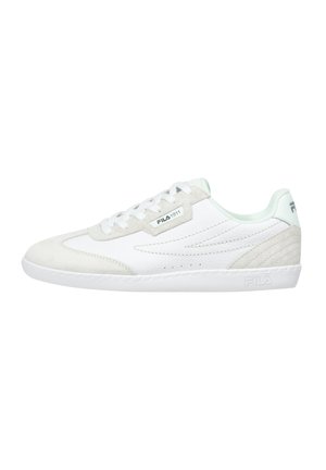 Witte sneaker van suede en leer, ronde neus, vetersluiting, mintgroene accenten, gestructureerde zijkant, logo op de tong en hiel.