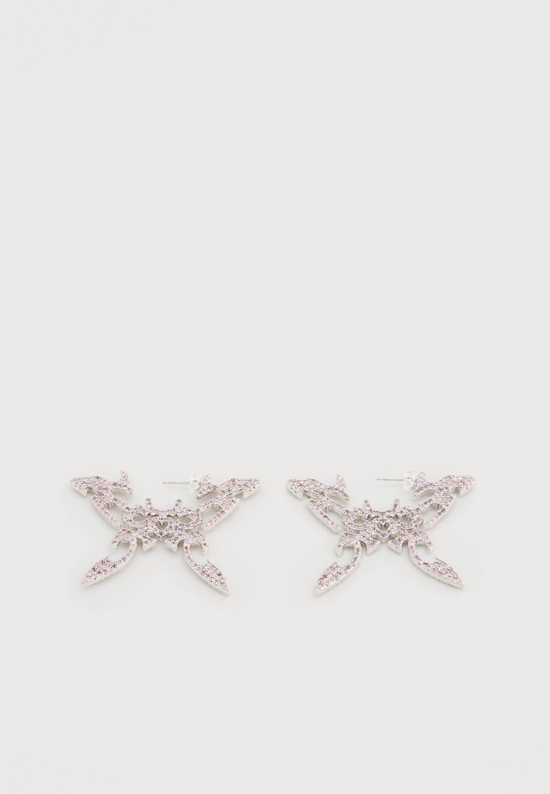 Ροζ σκουλαρίκια στολισμένα με κρυστάλλους, με περίτεχνες μορφές και μεταλλικές λεπτομέρειες. Ελαφρύς σχεδιασμός με μοτίβο φιλγκρέ και κούμπωμα με καρφίτσα.