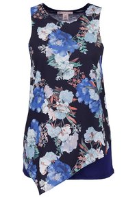 Top senza maniche floreale con sfondo blu navy e fiori blu, bianchi e verdi, orlo asimmetrico e texture della stoffa liscia.