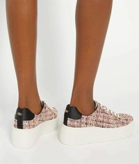 Platform sneakers met een gestructureerde roze en witte geweven stof, zwarte accenten en dikke witte zolen. Voorzien van een veter sluiting en logo detail.