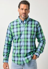 Grün-blau kariertes Hemd mit Knöpfen und Kragen, mit unterschiedlichen Quadratmustern und einem kleinen gestickten Logo auf der Brust.