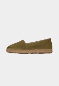 Chaussure espadrille plate en daim vert olive avec semelle en jute tressée et bout arrondi, vue du côté extérieur sur fond blanc.