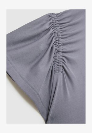 Graues Oberteil mit gerafften Ärmeln aus weichem Stoff, das über Raffungselemente entlang der Schulternähte und eine glatte Textur verfügt.