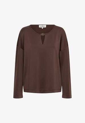 Bruine lange mouw top met een ronde halslijn en een sleutelgatdetail in het midden, voorzien van een kleine gouden hardwareaccent. Gladde stoftextuur.