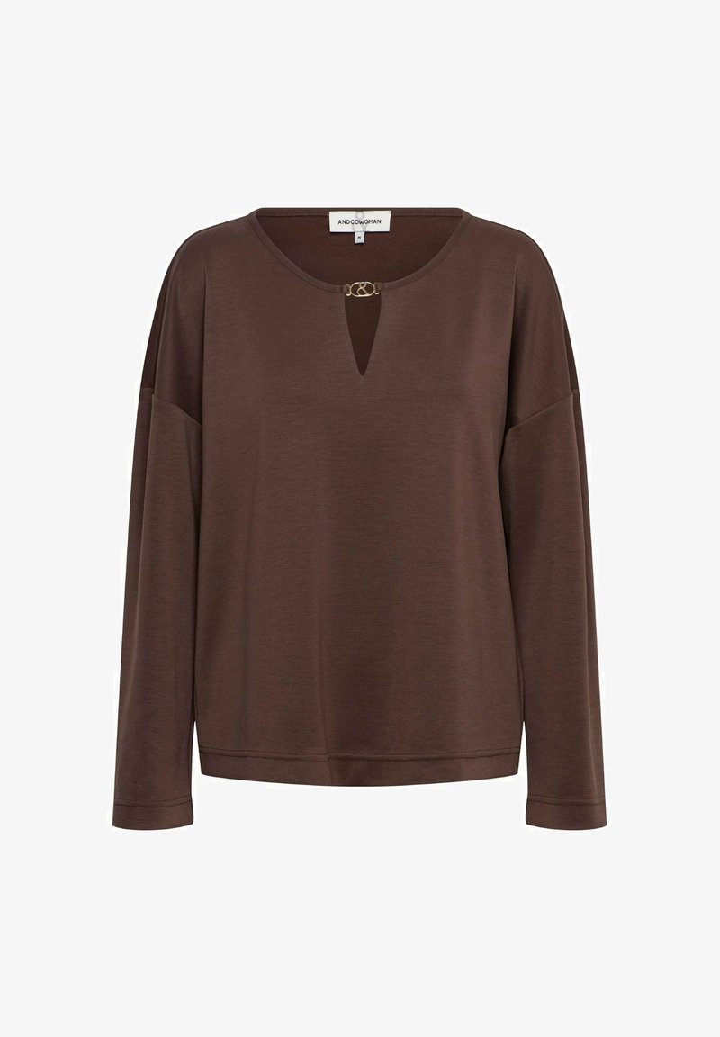 Bruine lange mouw top met een ronde halslijn en een sleutelgatdetail in het midden, voorzien van een kleine gouden hardwareaccent. Gladde stoftextuur.