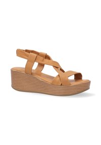 Heren sandaal in tan leder met kruislings straps en elastische hak, voorzien van een geribbelde zool voor traction en een glad voetbed.
