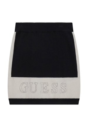 Czarno-biała mini spódnica z prążkowanym pasem i logo "GUESS" obrysowanymi ćwiekami w pobliżu krawędzi.