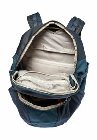 Rucksack mit einem dunkelblauen und schwarzen Äußeren, ausgestattet mit einem geräumigen Innenraum mit beiger Innenausstattung, Netzfächern und mehreren Fächern.
