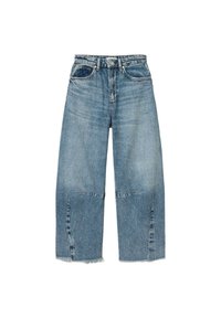 Vaqueros de mezclilla azul claro de pierna ancha con cintura alta, dobladillo sin rematar y dos bolsillos delanteros. Presentan áreas ligeramente desgastadas para dar textura.