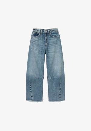 Lichtblauwe denim wijde pijpen jeans met een hoge taille, onafgewerkte zoom en twee voorzakken. Heeft lichtelijk distressed details voor textuur.