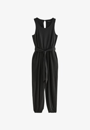 Schwarzer ärmelloser Jumpsuit mit runder Schlüsselloch-Rückenpartie, tailliertem Bund durch einen Stoffgürtel und tapered Beinen mit elastischen Bündchen. Glatte Textur.