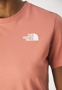 The North Face BOX RELAXED TEE - T-shirt med print - light mahogany