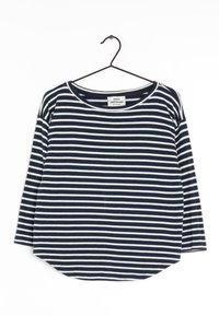 Gestreiftes Langarmshirt mit navyblauen und weißen horizontalen Streifen, rundem Halsausschnitt und gebogenem Saum. Der Stoff wirkt weich und leicht.