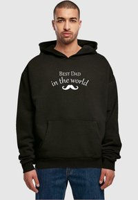 Merchcode FATHERS DAY - BEST DAD IN THE WORLD 2 ULTRA HEA - Mikina s kapucňou - black