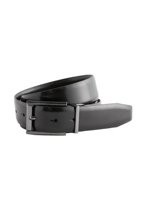 Ceinture en cuir noir roulée avec une boucle rectangulaire argentée brillante et plusieurs trous d'ajustement.