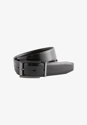 Cintura in pelle nera arrotolata con fibbia rettangolare argentata lucida e diversi fori di regolazione.
