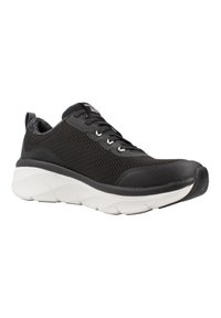 Sneaker nera con tomaia in mesh testurizzato, lacci bianchi e una suola bianca spessa. Presenta una punta arrotondata e un colletto imbottito per il comfort.