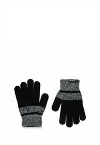 Fekete és szürke kötött kesztyű, ujjak védelmével, csíkozott mintával és bordázott mandzsettával. Az anyag lágy és texturált.