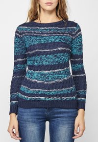 Gestrickter Pullover mit horizontalen Streifen in Navy, Teal und Weiß. Strukturiertes Design mit Rundhalsausschnitt sowie gerippten Bündchen und Saum.