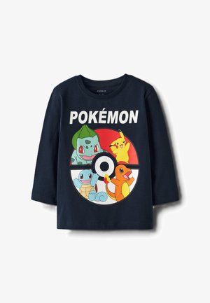 Marineblå langermet t-skjorte med et fargerikt Pokémon-trykk som viser Bulbasaur, Squirtle, Charmander og Pikachu inni en Pokéball.